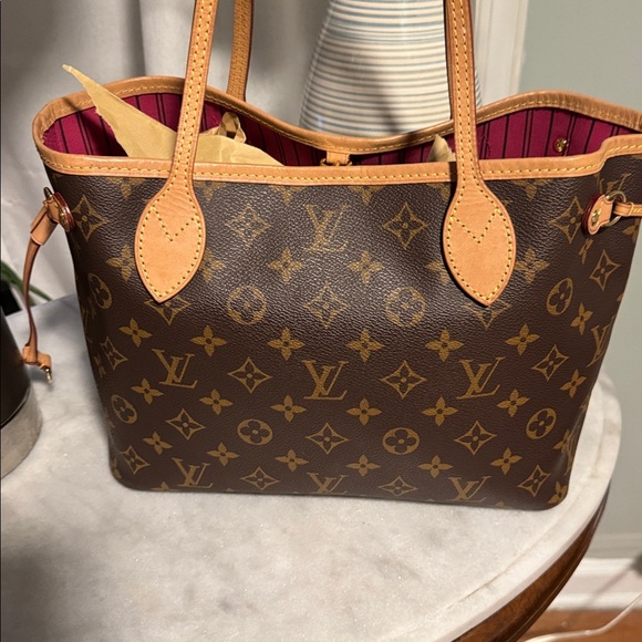 Louis Vuitton Monogram Tote with Pink Lining - Picture 2 of 6